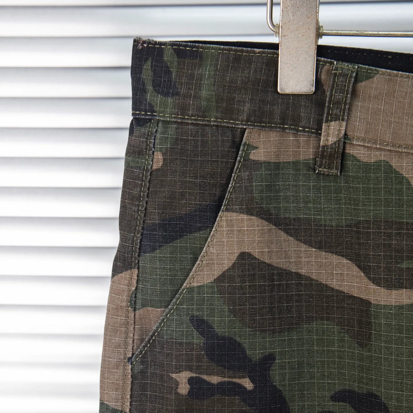 P260 Chrome hearts CH Chrome hearts new silver camouflage three-dimensional pocket overalls Chrome hearts is a top brand in the fashion world, and these pants are one of the best. It uses the classic Levi's jeans bottom panel, which has been carefully disassembled and spliced. The washed effect is natural, showing a unique retro charm. The pants are based on camouflage and are paired with cross patches, which have a great visual impact. These patches are exquisitely crafted and have a luxurious feel. The hardware accessories are ultra-exquisite. The placket buckle is made of silver, hand-polished and painted with distressing liquid. The main buckle has a three-dimensional cross flower shape. The six-pointed star screws and hand-cut leather washers on the back are full of details, which are both beautiful and durable. Style number: 1731# Color: Camouflage Size: 28 30 32 34 36